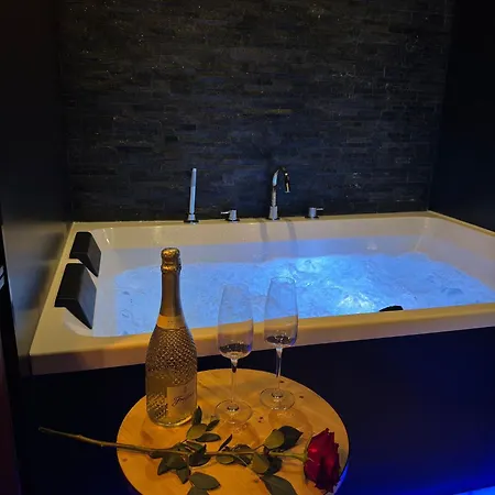 Apartment Urban Elite Private 2 Person Jacuzzi Hanza Tower