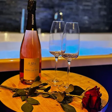 Urban Elite Private 2 Person Jacuzzi Hanza Tower Lejlighed