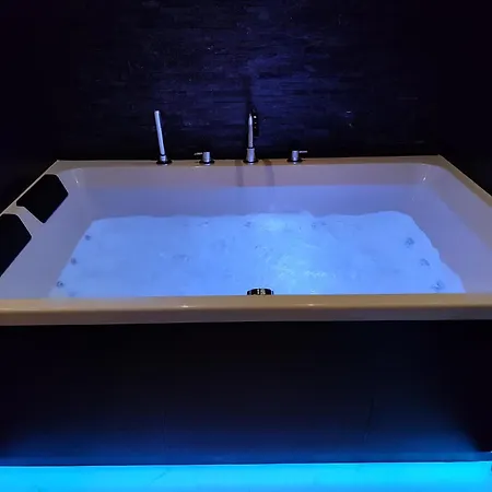 Apartment Urban Elite Private 2 Person Jacuzzi Hanza Tower