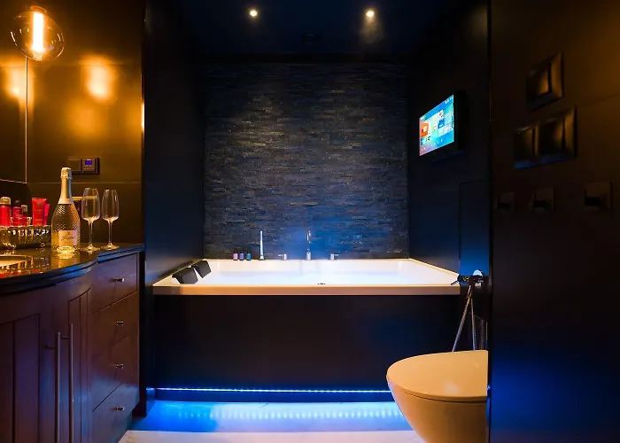 Urban Elite Private 2 Person Jacuzzi Hanza Tower